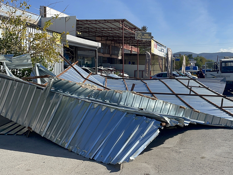 İzmir'de Şiddetli Rüzgar Bir İş Yerinin Çatısını Uçurdu
