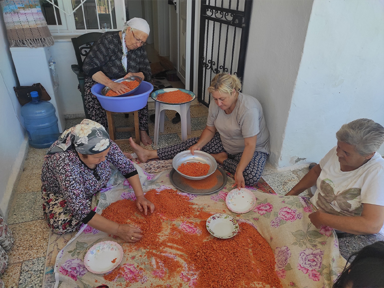 İzmirli Kadınların İmece Usulü Tarhana Mesaisi Başladı