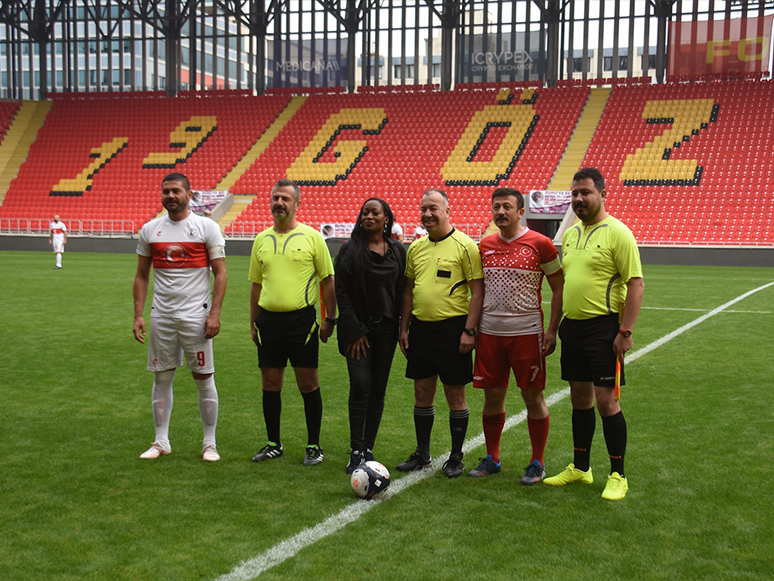 İzmir'de SMA Hastası Çocuk İçin Şöhretler Karması Futbol Oynadı