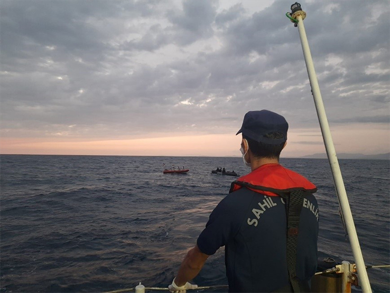 İzmir'de Türk Kara Sularına İtilen 78 Sığınmacı Kurtarıldı