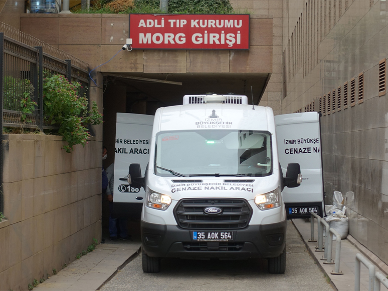 İzmir'de Bir Kişi, Boşanma Davası Duruşması Öncesinde Karısını Bıçakla Öldürdü