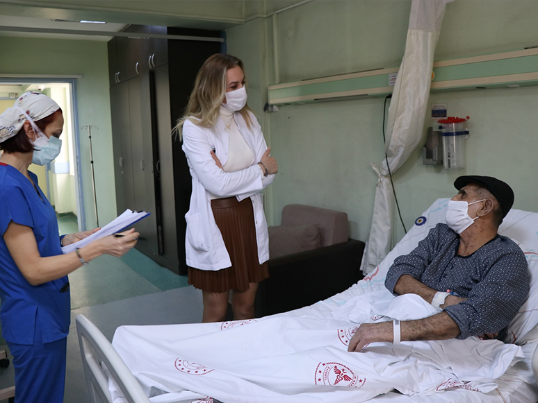 Ambulans Uçakla İzmir'e Getirilen Vanlı Hastanın Yüzü Artık Gülüyor