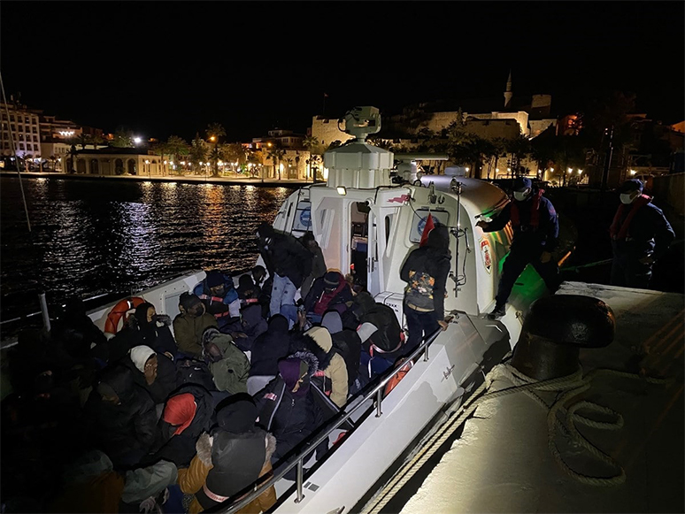 İzmir Açıklarında 27 Düzensiz Göçmen Yakalandı