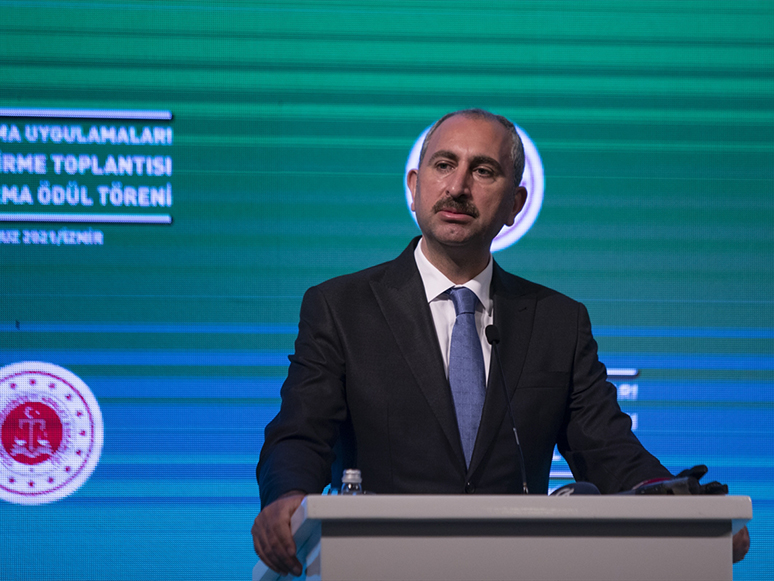 Adalet Bakanı Abdulhamit Gül, İzmir'de Uzlaştırma Ödül Törenine Katıldı