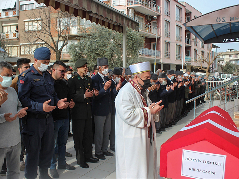 İzmir'de Vefat Eden Kıbrıs Gazisi Son Yolculuğuna Uğurlandı