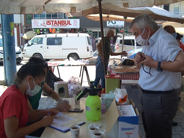 İzmir'de Pazar Yerinde Covid-19 Aşı Standı Kuruldu