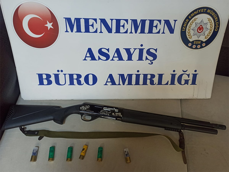 İzmir'de Kaçak Tütün Operasyonunda 3 Kişi Gözaltına Alındı