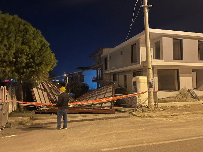 İzmir'de Fırtına Nedeniyle Uçan Çatı, Elektrik Tellerini Kopardı
