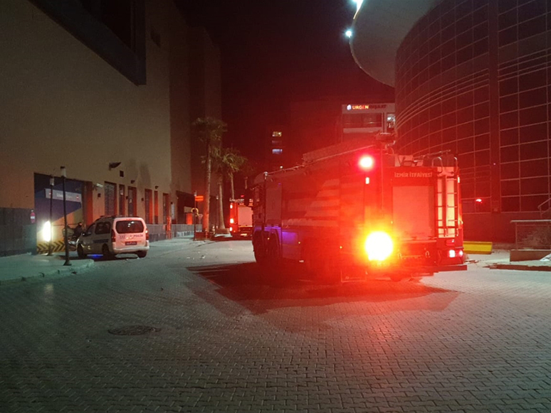 İzmir'de Bir Alışveriş Merkezinde Gün İçinde İki Yangın Çıktı