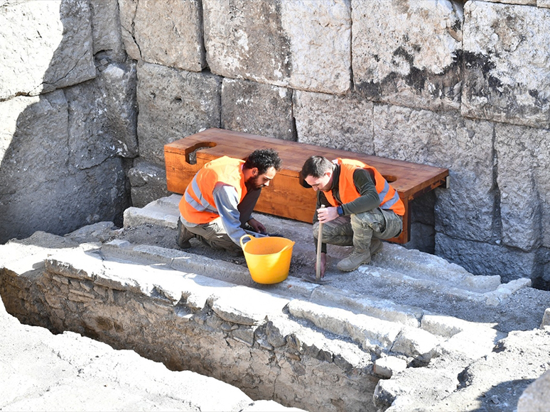 Smyrna Antik Kenti'ndeki Tiyatroda Sanatçı Tuvaleti Bulundu