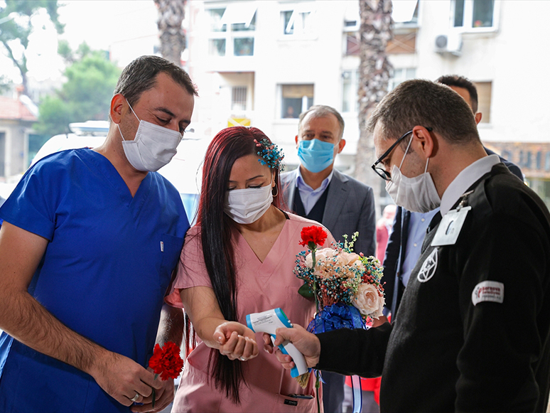 Sağlık Çalışanı Çift, İş Kıyafetlerini Giyip Ambulansla Geldikleri Nikah Salonunda Evlendi
