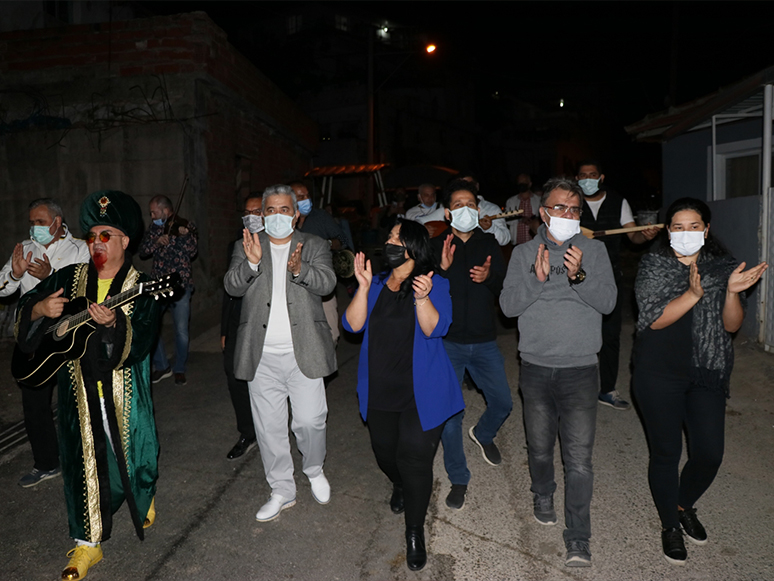 İzmirli Sanatçılar Vatandaşları Orkestra Eşliğinde Sahura Kaldırdı