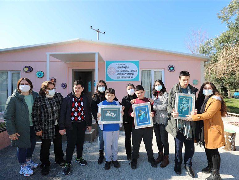 Bakan Pakdemirli'nin Talimatıyla İzmir'de 50 Dut Fidanı, Otizmli Öğrenciler İçin Toprakla Buluştu