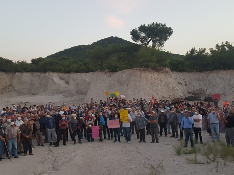 İzmir'de Vatandaşlardan Ağaç Kesimine Tepki