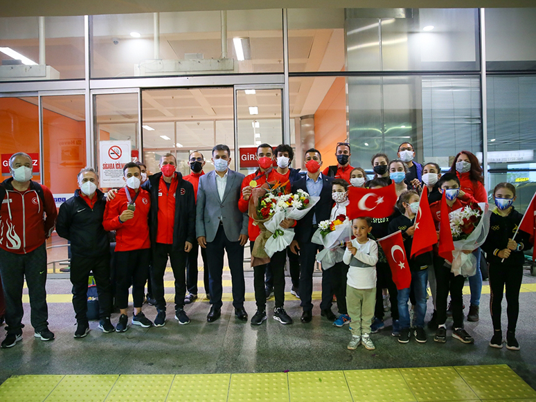 Avrupa Artistik Cimnastik Şampiyonası'nda Mücadele Eden Milli Sporcular, İzmir'e Geldi