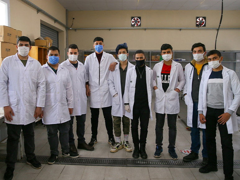 İzmir'deki Meslek Lisesi, Ürettiği Dezenfektanlarla İhracata Başladı