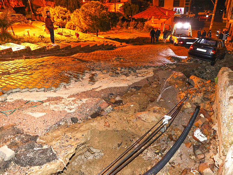 İzmir'deki Kuvvetli Yağış Su Baskınlarına Neden Oldu