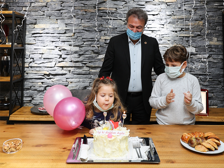 İzmir Depreminin Sembol İsmi Ayda'ya Sürpriz Doğum Günü Kutlaması