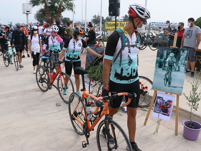 Trafik Kazasında Hayatını Kaybeden Bisikletçi Zeynep Aslan, İzmir'de Anıldı