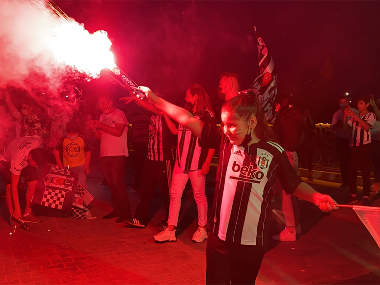 Beşiktaş Taraftarları İzmir'de Şampiyonluğu Araç Konvoyu Düzenleyerek Kutladı