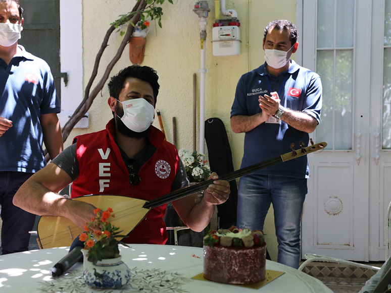 Vefa Sosyal Destek Grubunda Görevli Müzik Öğretmeni Sazıyla Vatandaşlara Moral Veriyor