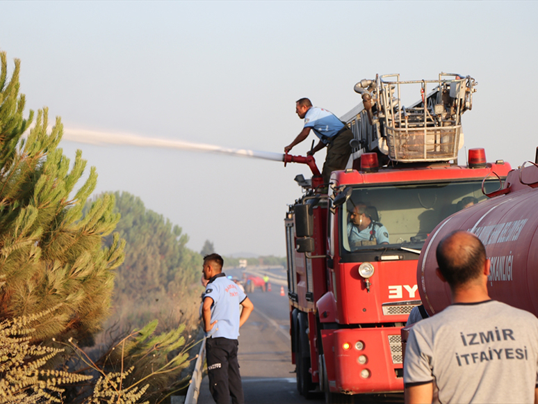 İzmir'de Makilik Alanda Çıkan Yangın Söndürüldü
