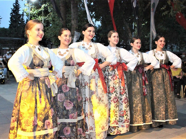 Ödemiş'te 15. Balkanlılar Halk Dansları ve Kültür Festivali Kapsamında Gösteri Yapıldı
