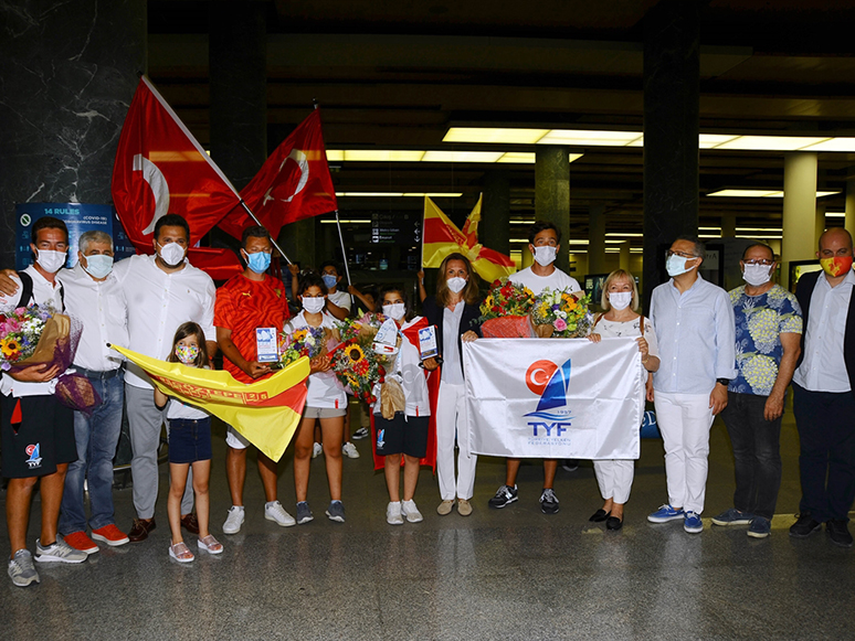 Optimist Avrupa Şampiyonası'nda İkinci Olan Medine Havva Tatlıcan, İzmir'de Coşkuyla Karşılandı