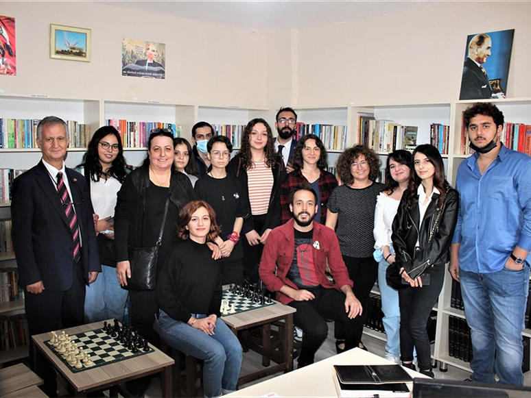İzmirli Gazeteci Oğlunun Adını Yaşatmak İçin 13'üncü Kütüphaneyi Kurdu
