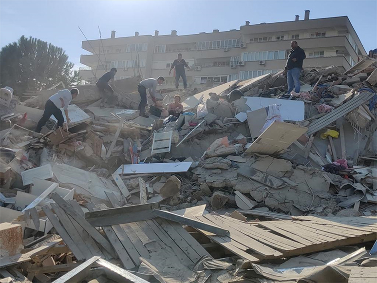 İzmir'deki Depremde Bazı Binalar Yıkıldı