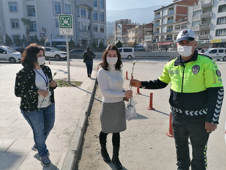 Tire'de Polis ve Jandarma Karanfil Dağıttı