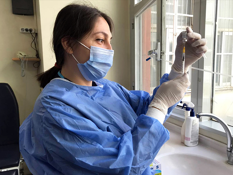 İzmir'de Covid-19'la Mücadelede BioNTech Aşılarının İlk Dozları Uygulanmaya Başlandı