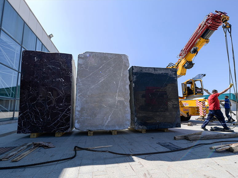26. Marble İzmir Fuarı'nda Sergilenecek İlk Mermer Bloklar Fuar Alanına Getirildi