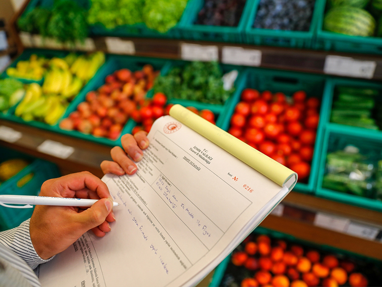 İzmir'de Marketlerde Fahiş Fiyat Denetimi