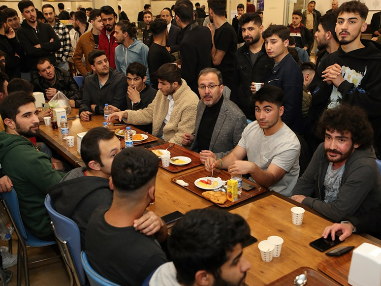 Bakan Kasapoğlu, İzmir'deki Kyk Yurdunda Öğrencilerle Sahur Yaptı