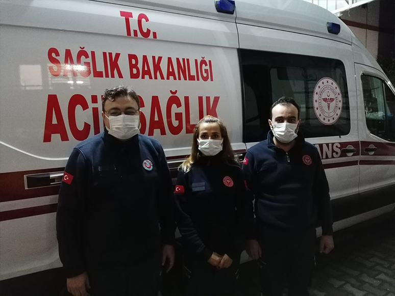 İzmir'de Sağlık Çalışanı Beline Kadar Gelen Suyu Aşıp Hastasına Müdahale Etti