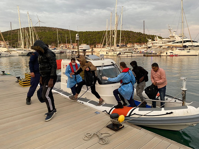 Türk Kara Sularına İtilen Sığınmacılar Kurtarıldı