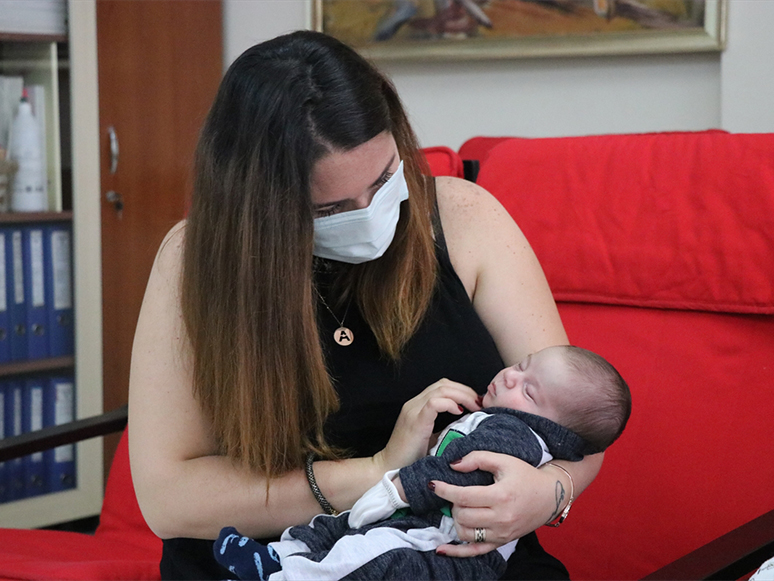 Covid-19 Testi Pozitif Çıkan Anne, Bebeğine Kavuşmanın Mutluluğunu Yaşıyor