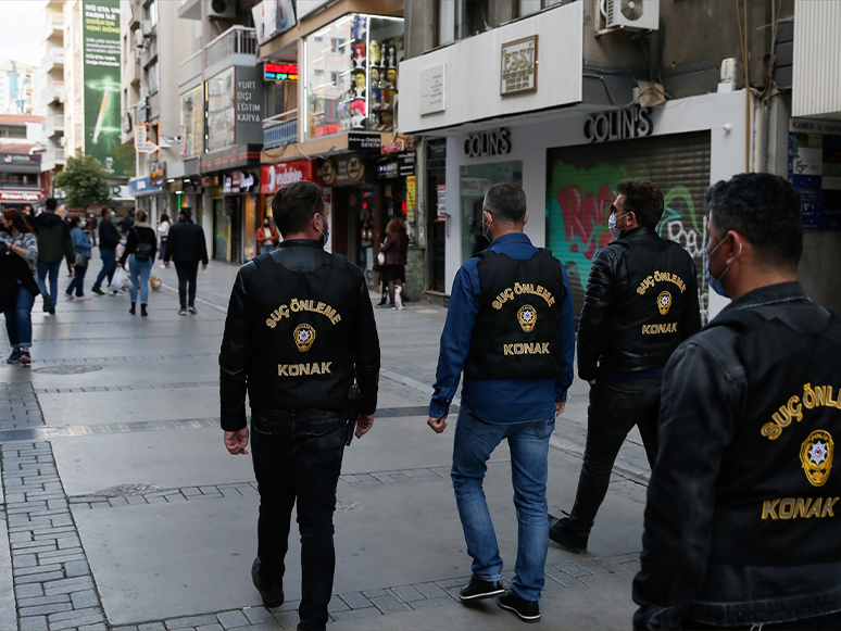 İzmir'de Sokağa Çıkma Kısıtlaması Kapsamında Dinamik Denetimler Devam Ediyor