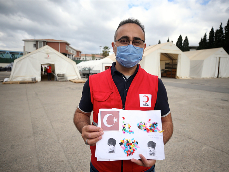 Afetzedeler İçin Gönderdikleri Yardım Kolilerine Duygularını da Yüklediler