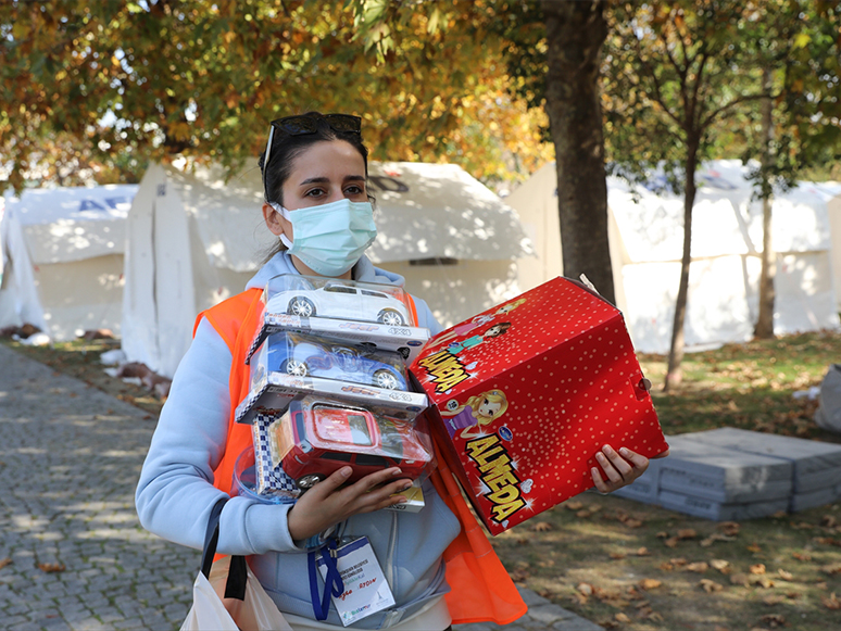 Deprem Sonrası Çadırdan Yaptığı Paylaşımlarla Hayırseverleri Sosyal Medyada Seferber Etti