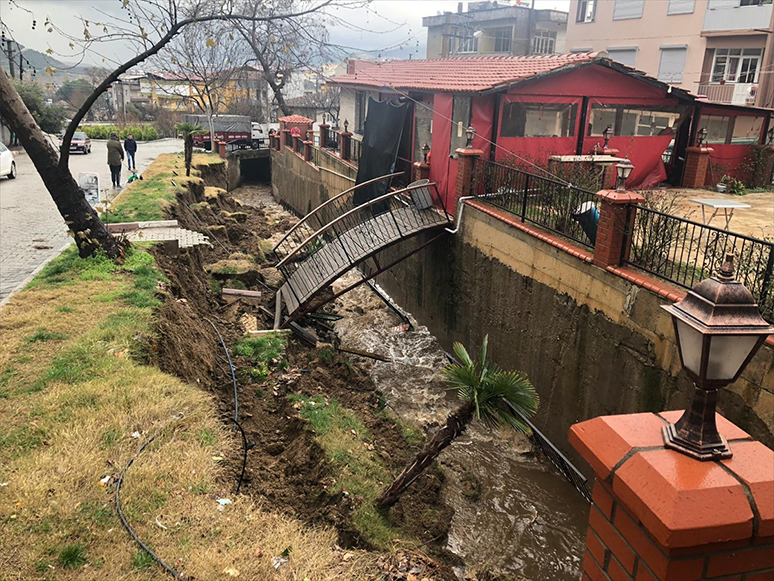 İzmir'de Dere Kenarındaki İstinat Duvarı Çöktü