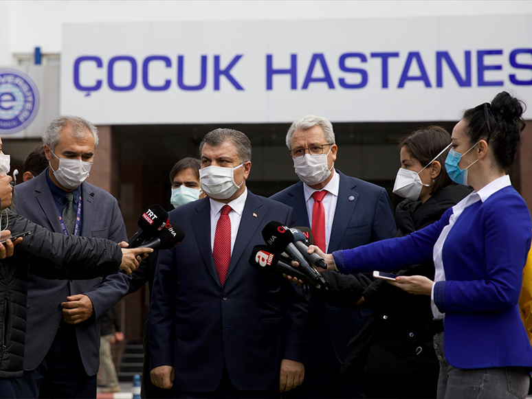 Sağlık Bakanı Fahrettin Koca, Depremde Yaralananları Ziyaret Etti