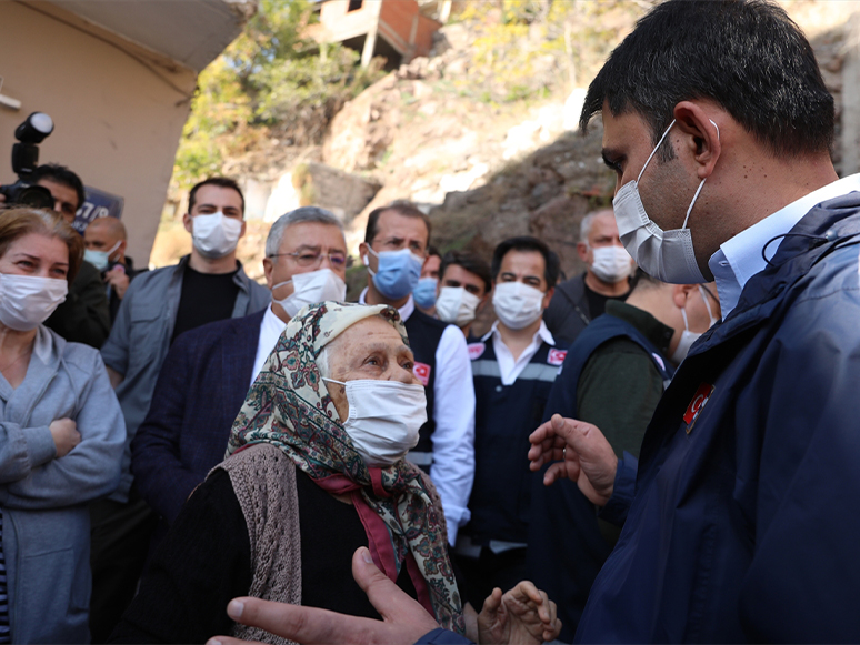 Bakan Kurum, Deprem Bölgesinde İncelemelerde Bulundu