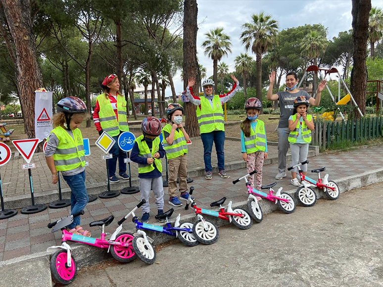 Bergama'da Çocuklara Bisiklet ve Trafik Eğitimi Verildi