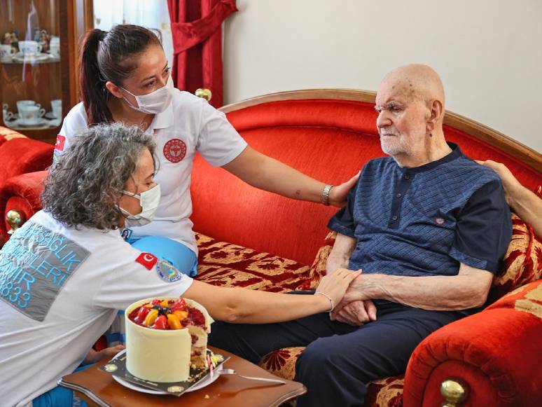 102'nci Yaş Gününde Üçüncü Doz Aşısını Oldu