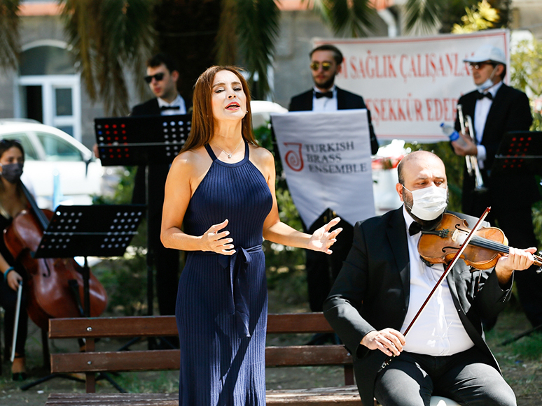İzmirli Sanatçılardan Hastane Bahçesinde Moral Konseri