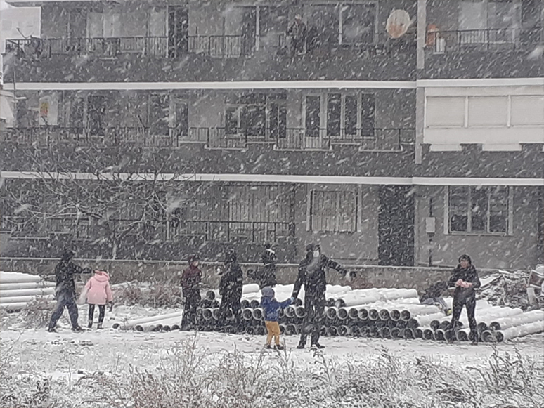 İzmir'in Yüksek Kesimlerinde Kar Yağışı Etkili Oluyor