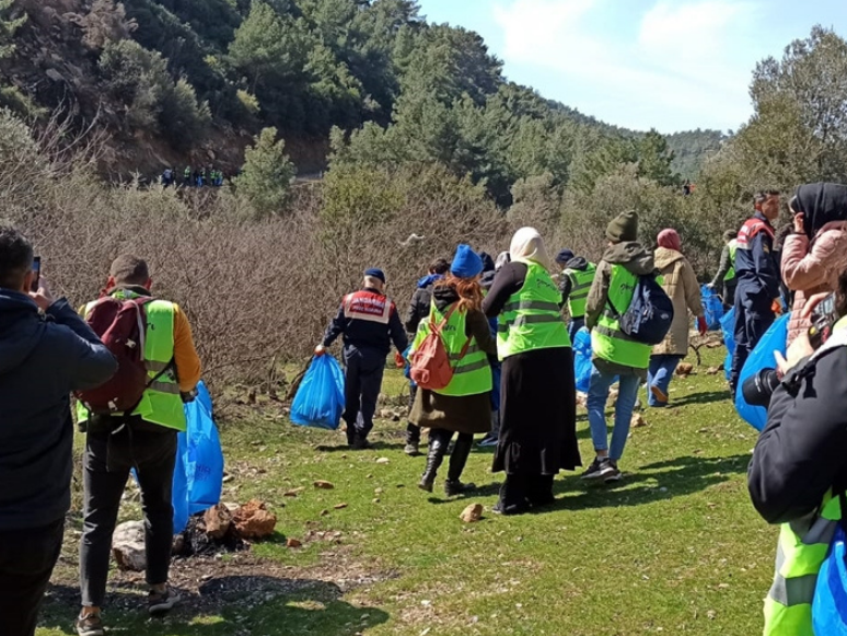 Jandarma Ekipleri, Buca'daki Ormanı Temizledi