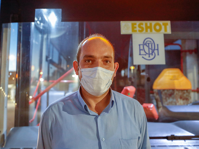 İzmir'de Otobüs Şoförü Pusetten Düşen 38 Günlük Bebeği Hastaneye Yetiştirdi